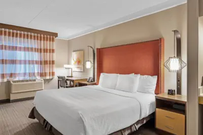 Photo 4 - La Quinta Inn & Suites by Wyndham San Francisco Airport N