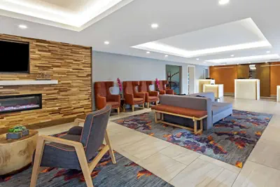 Photo 3 - La Quinta Inn & Suites by Wyndham San Francisco Airport N