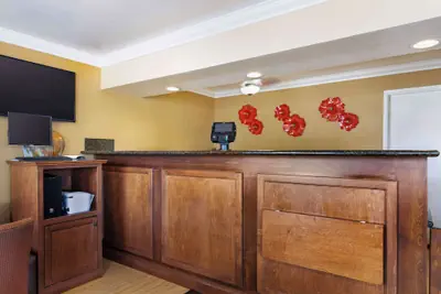 Photo 4 - Best Western Hanford Inn