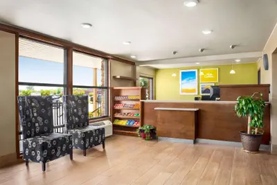 Photo 4 - Days Inn by Wyndham Paris