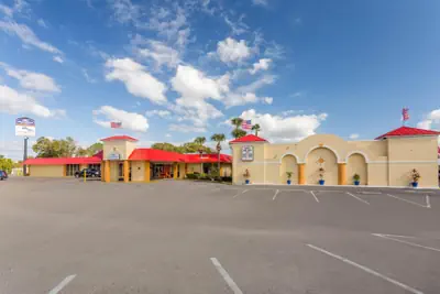 Photo 2 - Howard Johnson by Wyndham Lakeland