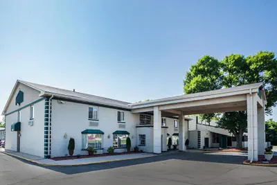Photo 2 - Quality Inn & Suites Des Moines - Merle Hay Road