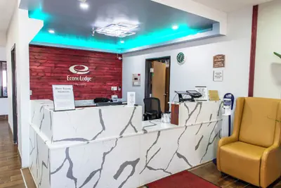 Photo 4 - Econo Lodge Fargo - West Acres