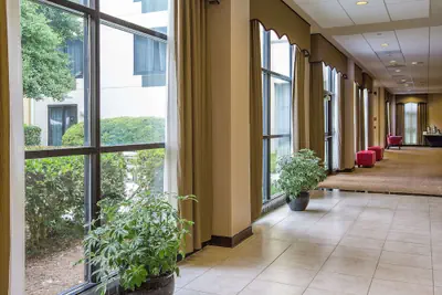 Photo 3 - DoubleTree by Hilton Charlotte Airport