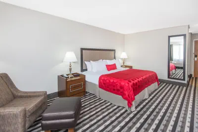 Photo 4 - Ramada by Wyndham Springfield North