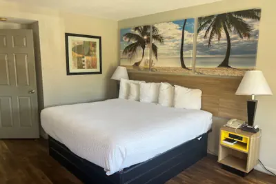 Photo 4 - Days Inn by Wyndham St. Petersburg Central