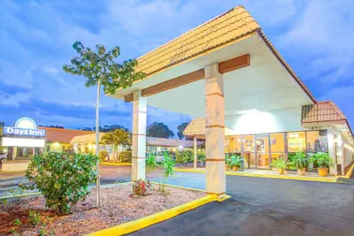 Photo 2 - Days Inn by Wyndham St. Petersburg Central