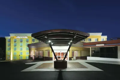 Photo 2 - La Quinta Inn & Suites by Wyndham Lynchburg at Liberty Univ.
