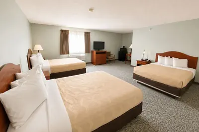 Photo 3 - Travelodge by Wyndham Rapid City/Black Hills