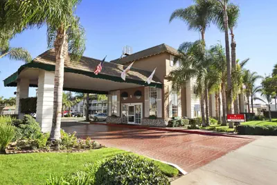Photo 2 - Ramada by Wyndham Costa Mesa/Newport Beach