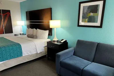 Photo 5 - Howard Johnson by Wyndham Houston Heights/Downtown