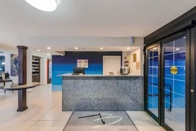 Photo 2 - The Blu Hotel Blue Ash Cincinnati, an Ascend Collection Hotel