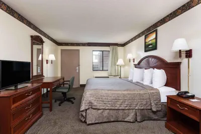 Photo 5 - Heritage Inn