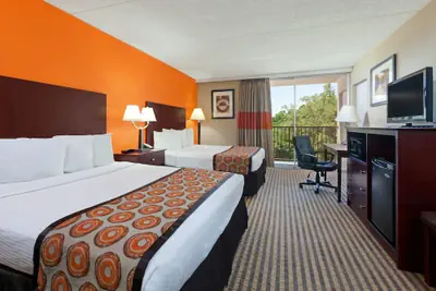 Photo 4 - Howard Johnson by Wyndham Arlington Ballpark / Six Flags