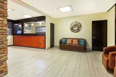 Photo 2 - Howard Johnson by Wyndham Arlington Ballpark / Six Flags
