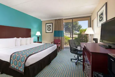 Photo 5 - Howard Johnson by Wyndham Arlington Ballpark / Six Flags