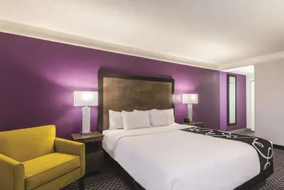 Photo 2 - La Quinta Inn & Suites by Wyndham Cincinnati Sharonville