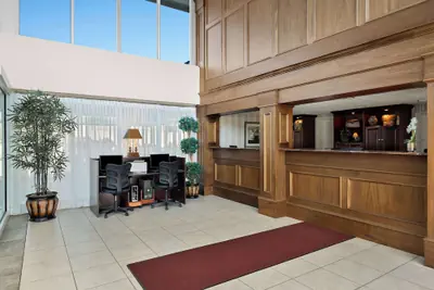 Photo 4 - SureStay Plus Hotel by Best Western Brandywine Valley