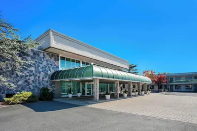 Photo 2 - SureStay Plus Hotel by Best Western Brandywine Valley