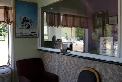 Photo 3 - Knights Inn Paris
