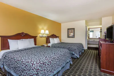 Photo 4 - Days Inn & Suites by Wyndham Warner Robins Near Robins AFB