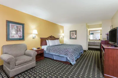 Photo 3 - Days Inn & Suites by Wyndham Warner Robins Near Robins AFB