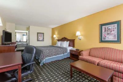 Photo 5 - Days Inn & Suites by Wyndham Warner Robins Near Robins AFB