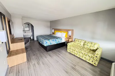 Photo 2 - Days Inn by Wyndham Gonzales