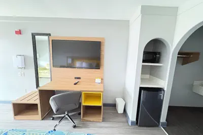 Photo 5 - Days Inn by Wyndham Gonzales
