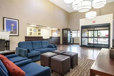 Photo 3 - Comfort Suites Knoxville Airport