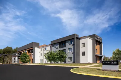 Photo 2 - Courtyard by Marriott Detroit Brighton