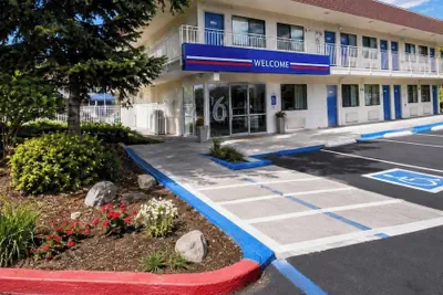 Photo 2 - Motel 6 Yreka, CA