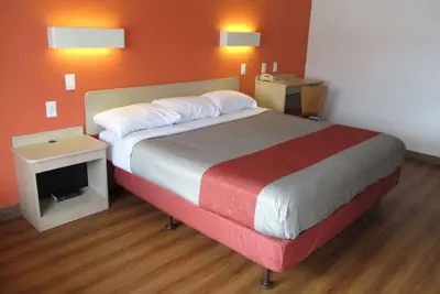 Photo 5 - Travelodge by Wyndham Lansing