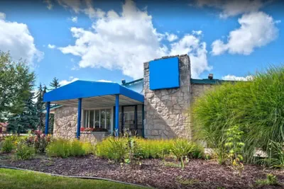 Photo 2 - Travelodge by Wyndham Lansing