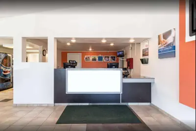 Photo 3 - Travelodge by Wyndham Lansing