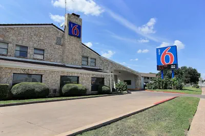 Photo 2 - Motel 6 Austin, TX - Central Downtown UT