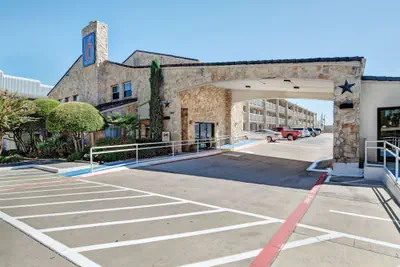 Photo 2 - Motel 6 Dallas, TX - Forest Lane
