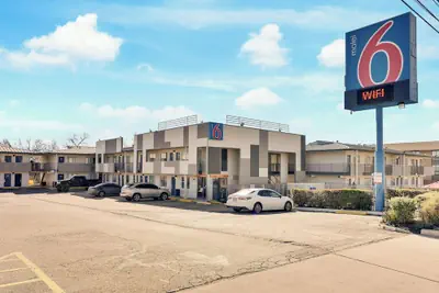 Photo 2 - Motel 6 Austin, TX - Airport - South