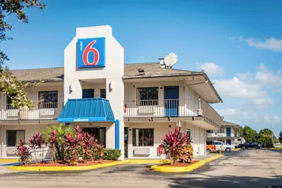 Photo 2 - Motel 6 Ft. Pierce, FL, Fort Pierce