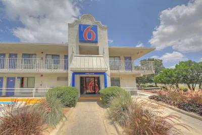 Photo 2 - Motel 6 San Antonio, TX - Fiesta