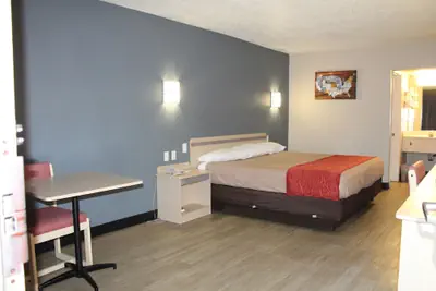 Photo 3 -  Econo Lodge Paducah West I-24