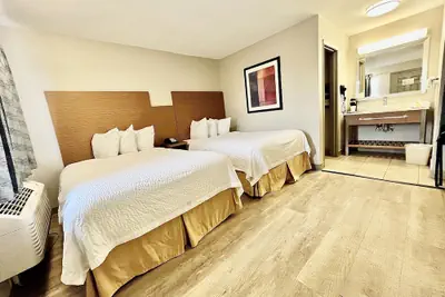 Photo 4 - Days Inn & Suites by Wyndham Arlington Near Six Flags