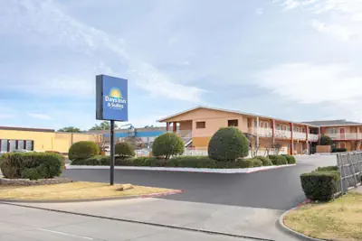 Photo 2 - Days Inn & Suites by Wyndham Arlington Near Six Flags