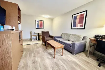 Photo 5 - Days Inn & Suites by Wyndham Arlington Near Six Flags