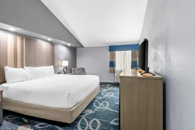 Photo 2 - Quality Inn Shawnee North I-40