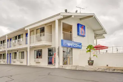 Photo 2 - Motel 6 Portland, OR - Central