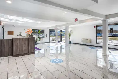 Photo 3 - Americas Best Value Inn East Peoria