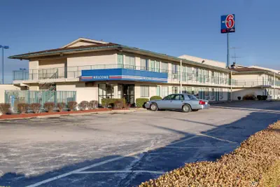 Photo 2 - Motel 6 Owensboro, KY