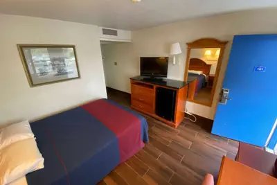 Photo 2 - Travelodge by Wyndham Grand Rapids North