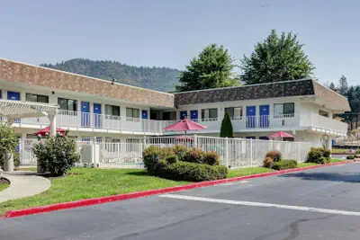 Photo 2 - Motel 6 Grants Pass, OR